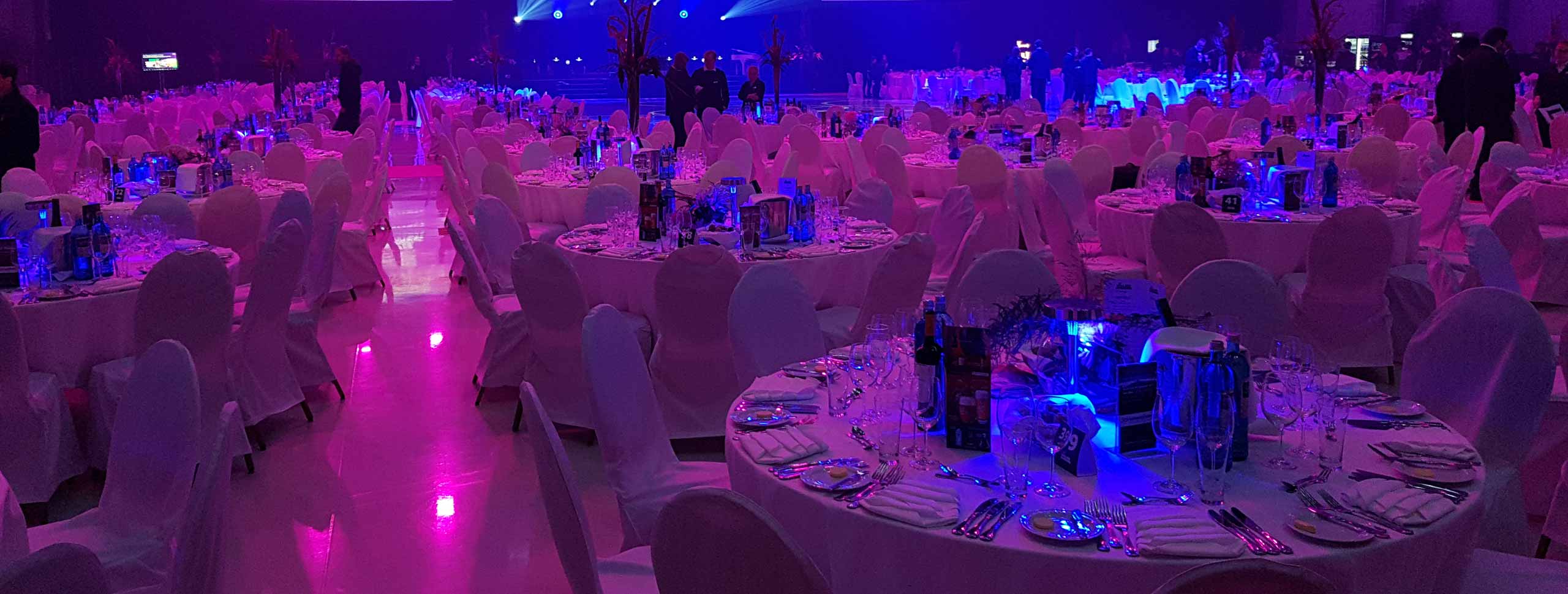 LED-Ambientbeleuchtung auf den Tischen des Ball der Unternehmer