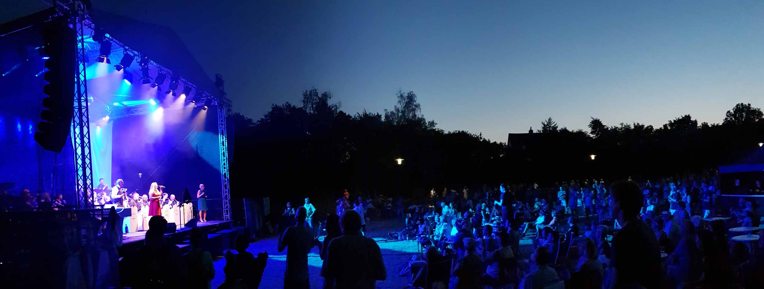 BigBand auf Openair-Konzertbühne vor Publikum
