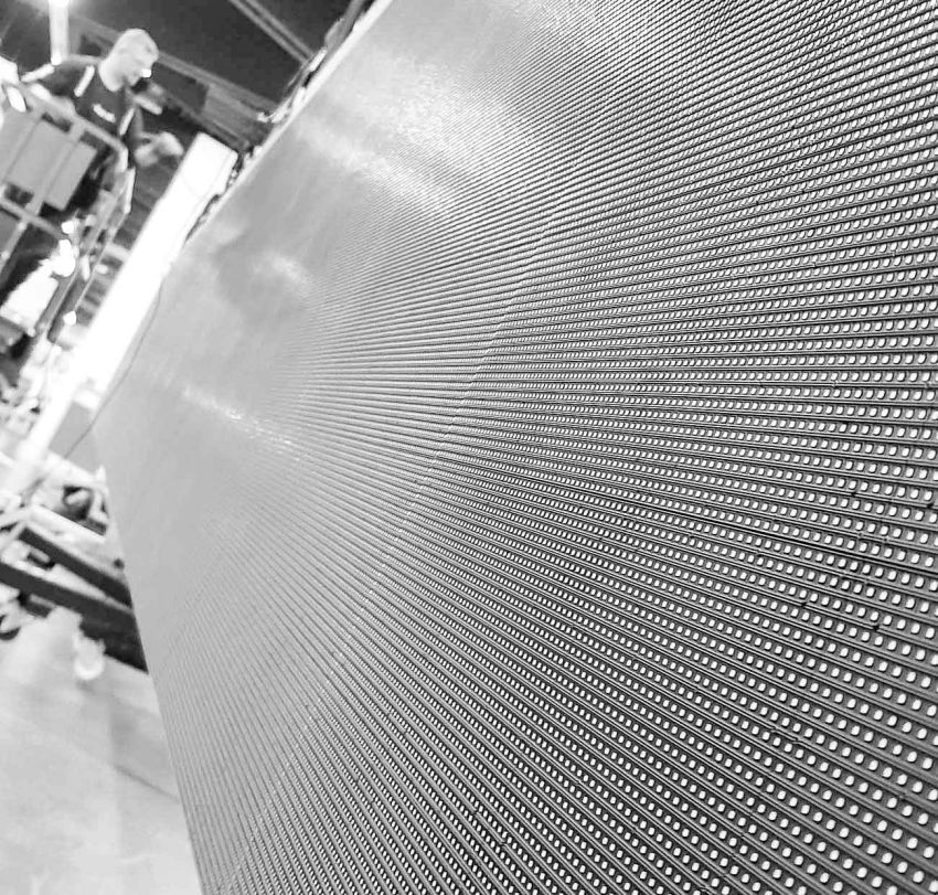 Techniker bei LED-Wand Installation in einer Messehalle