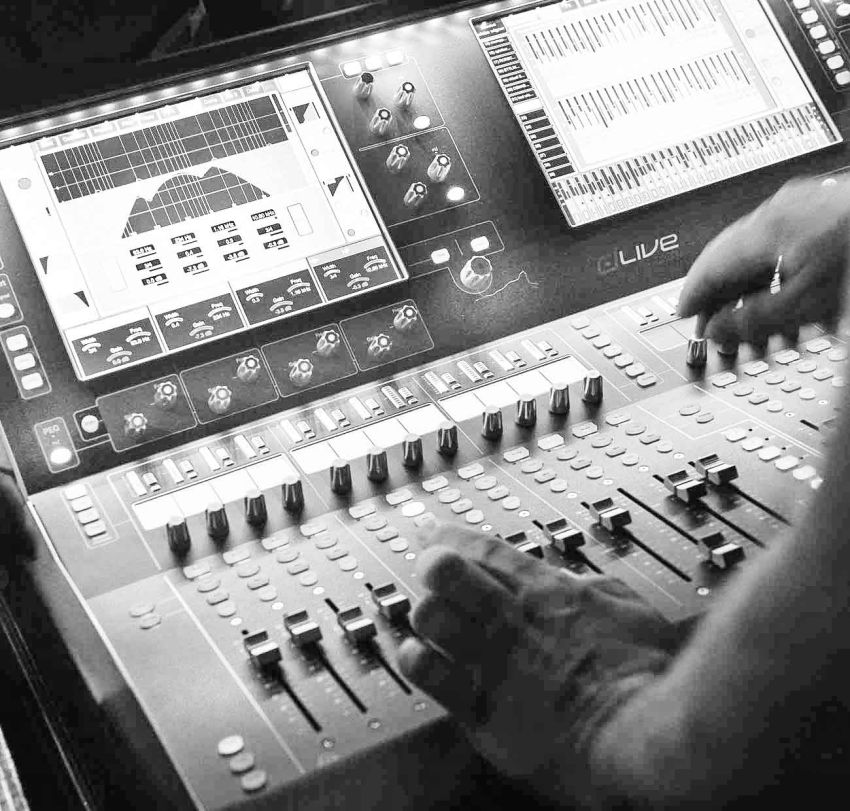 Arbeitende Hände an einem dLive Digitalmischpult von Allen&Heath