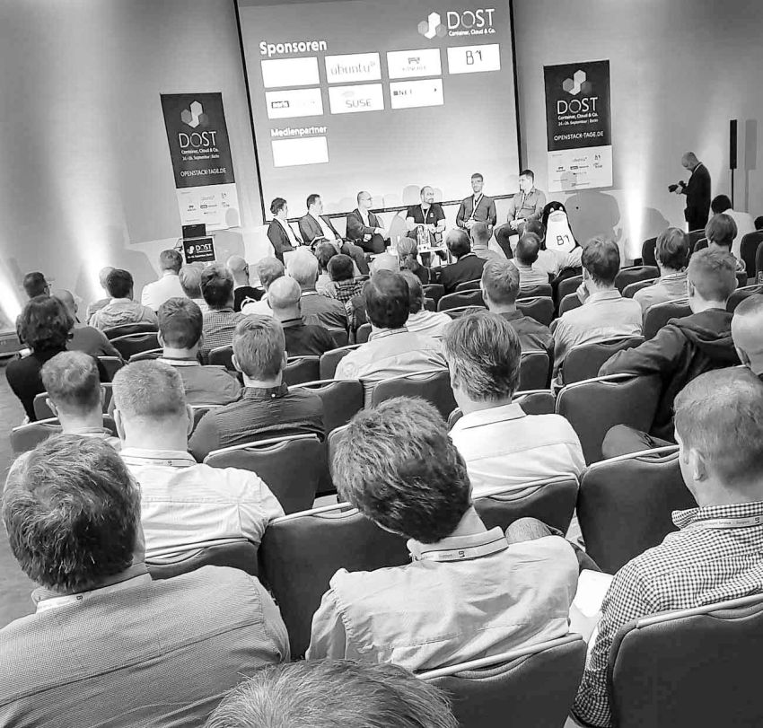 Experten-Gesprächsrunde bei einer IT-Konferenz mit Publikum